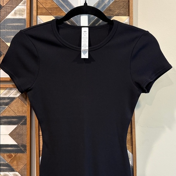 ALO Yoga Goddess Ribbed Short Sleeve Mini Dress in Black size XS EUC - Picture 2 of 7